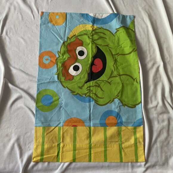 Sesame Street Kids Pillowcase Featuring Big Bird & Oscar The Grouch Standard Siz - Picture 1 of 3